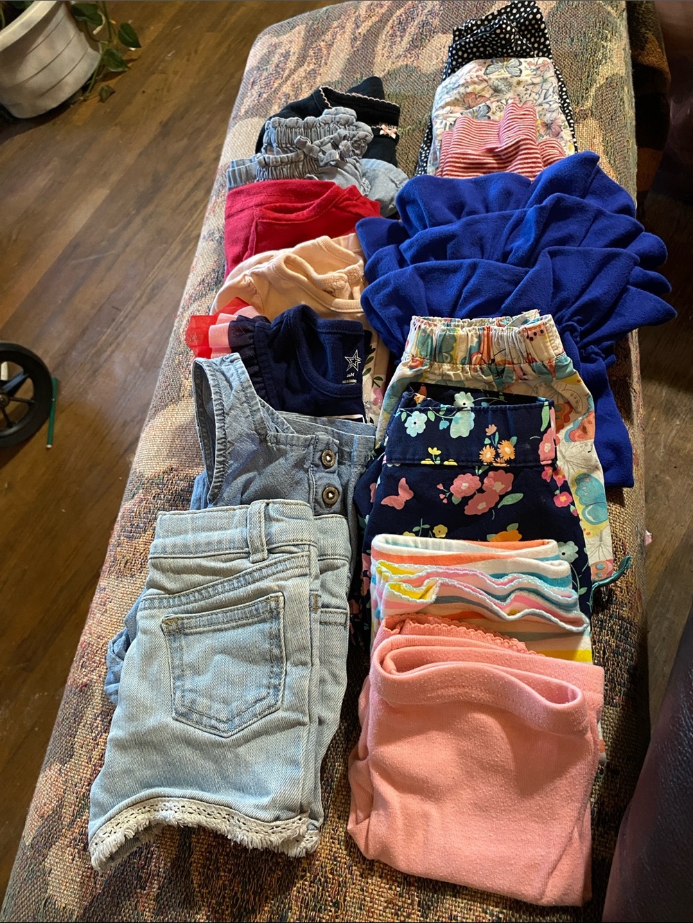 BUNDLE 15pcs / tops/bottoms/shorts/dress mult brands,colors,graphics great cond.